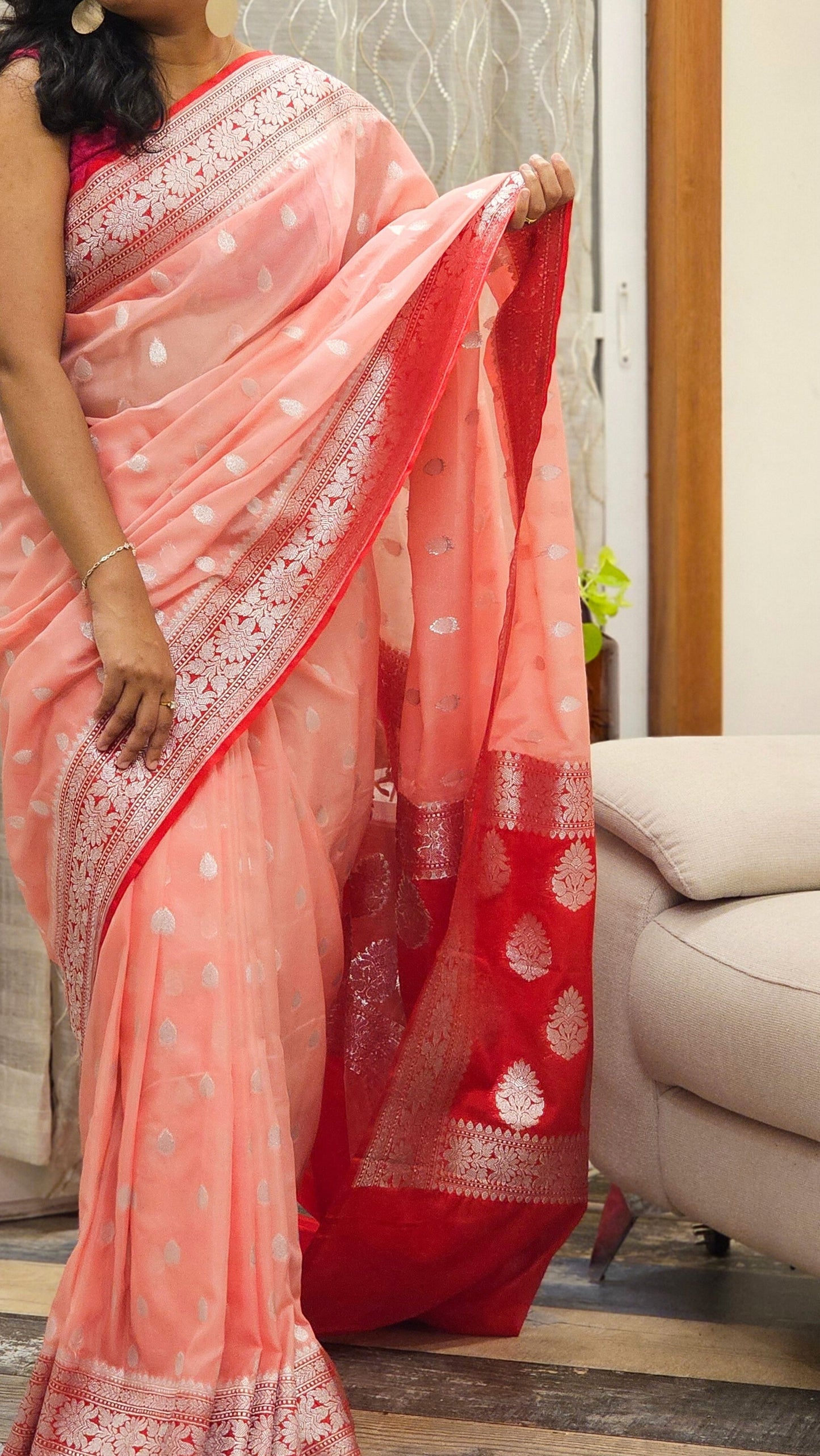 Evergreen Buttis handloom saree in Dual Color - Baby Pink and Red