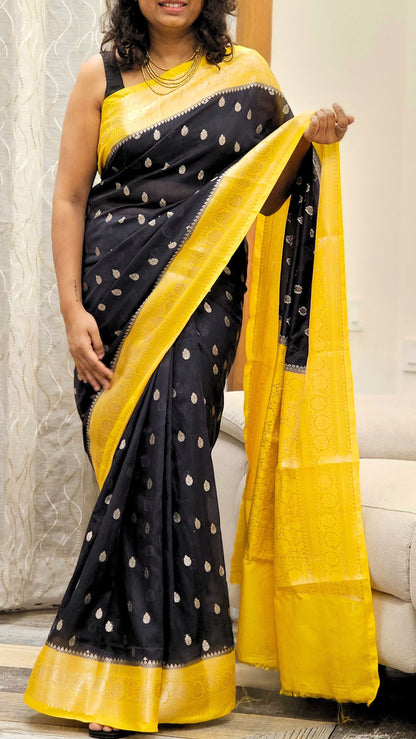 Evergreen Buttis handloom saree in Dual Color - Black and Yellow