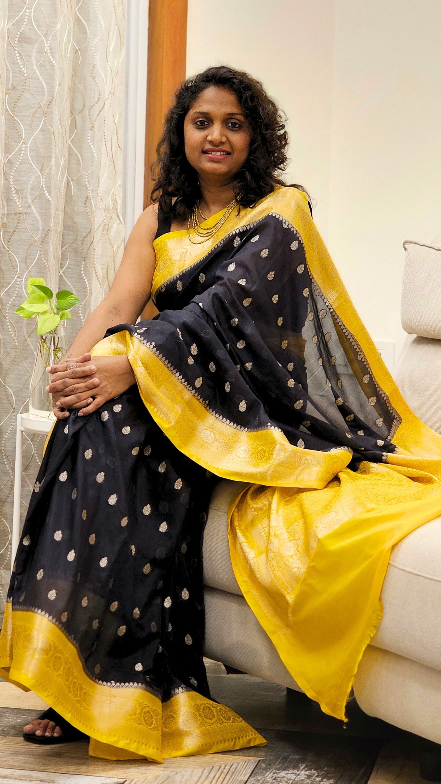 Evergreen Buttis handloom saree in Dual Color - Black and Yellow