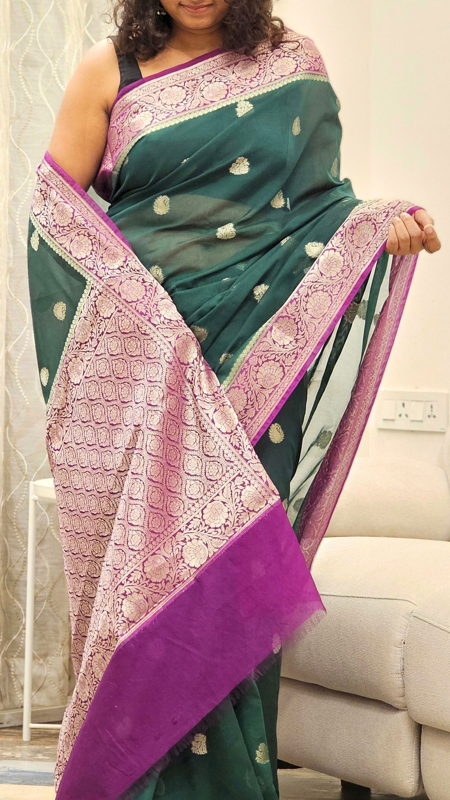 Evergreen Buttis handloom saree in Dual Color - Bottle green and Purple