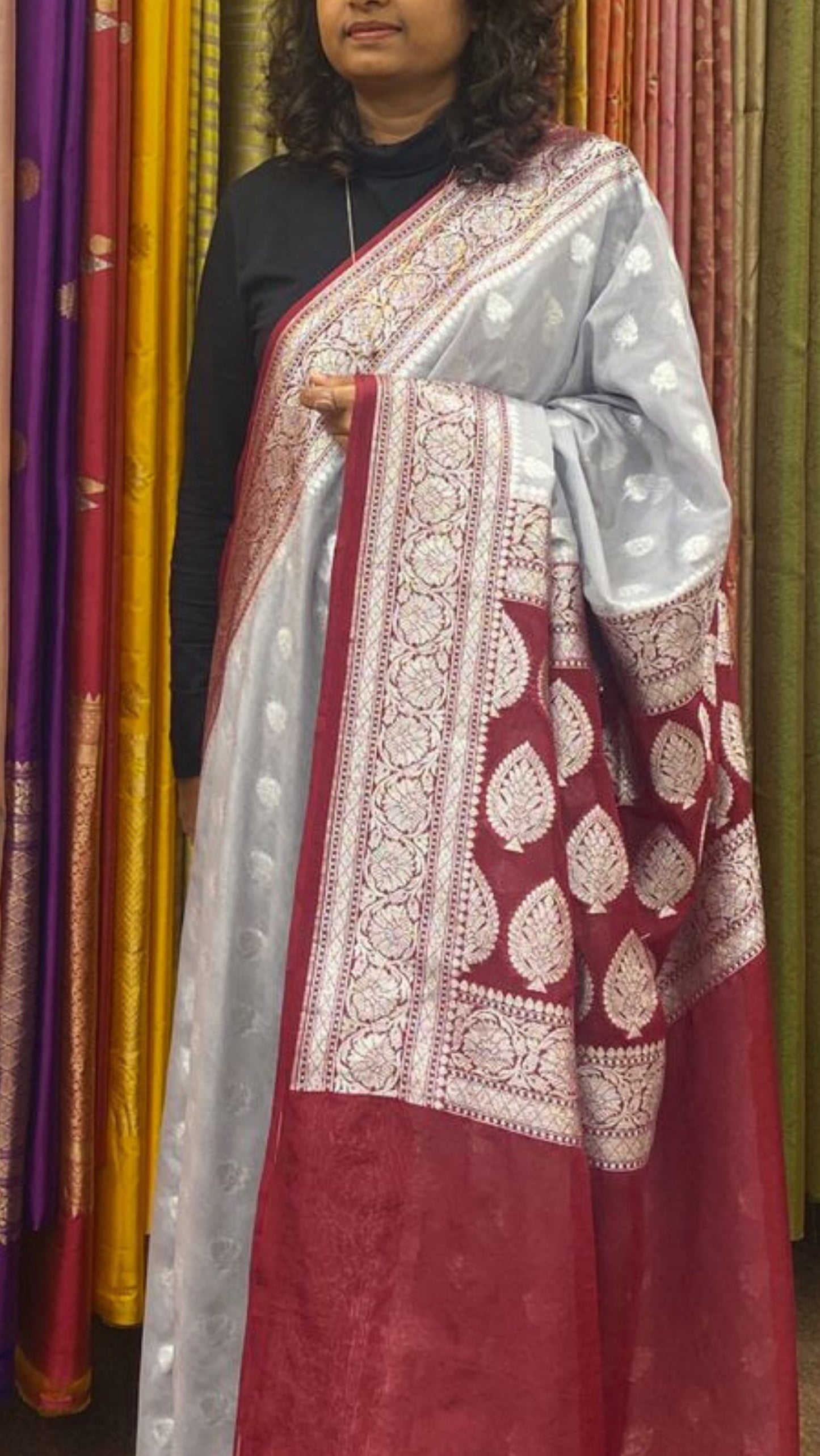 Evergreen Buttis handloom saree in Dual Color - Grey and Maroon